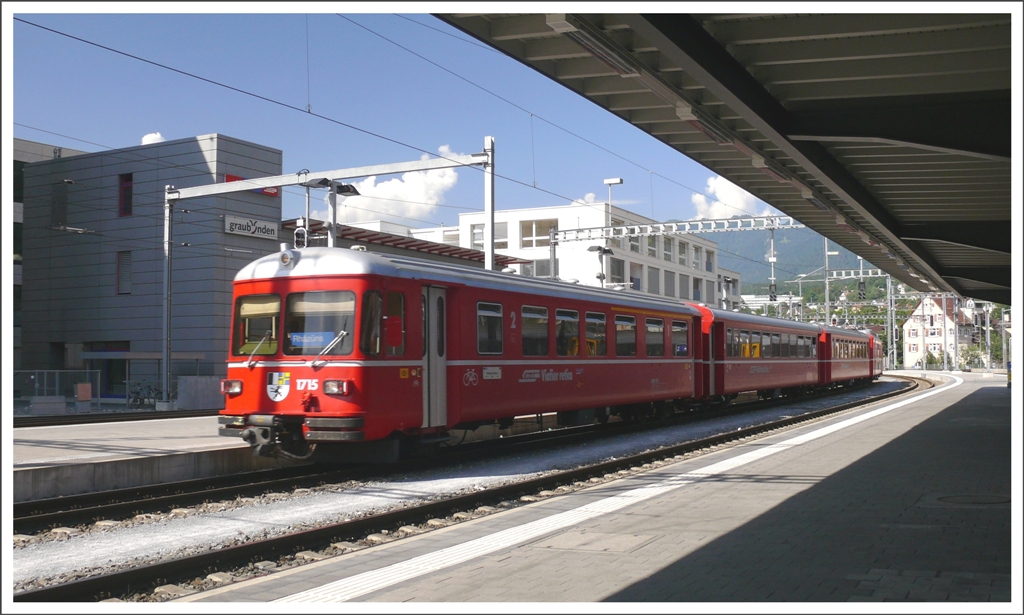 S1 1527 nach Rhzns mit Steuerwagen 1715 fhrt in Chur ein. (12.07.2010)