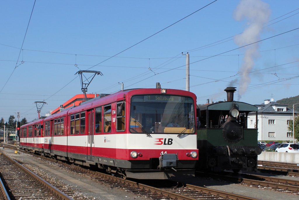 S1 38 hier als ET 44 Brmoos und ET 47 Nudorf, vorbei an der Dampflok Hellbrunn, bei der Einfahrt in die Station Salzburg Itzling, wo an diesem Wochenende die 125 Jahrfeier der Salzburger Lokalbahn stattfindet; am 01.10.2011