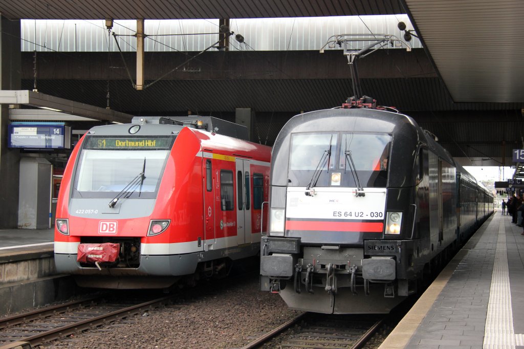 S1 422 057-0 und HKX ES 64 U2-030 am 12.07.2012 in Dsseldorf Hbf.
