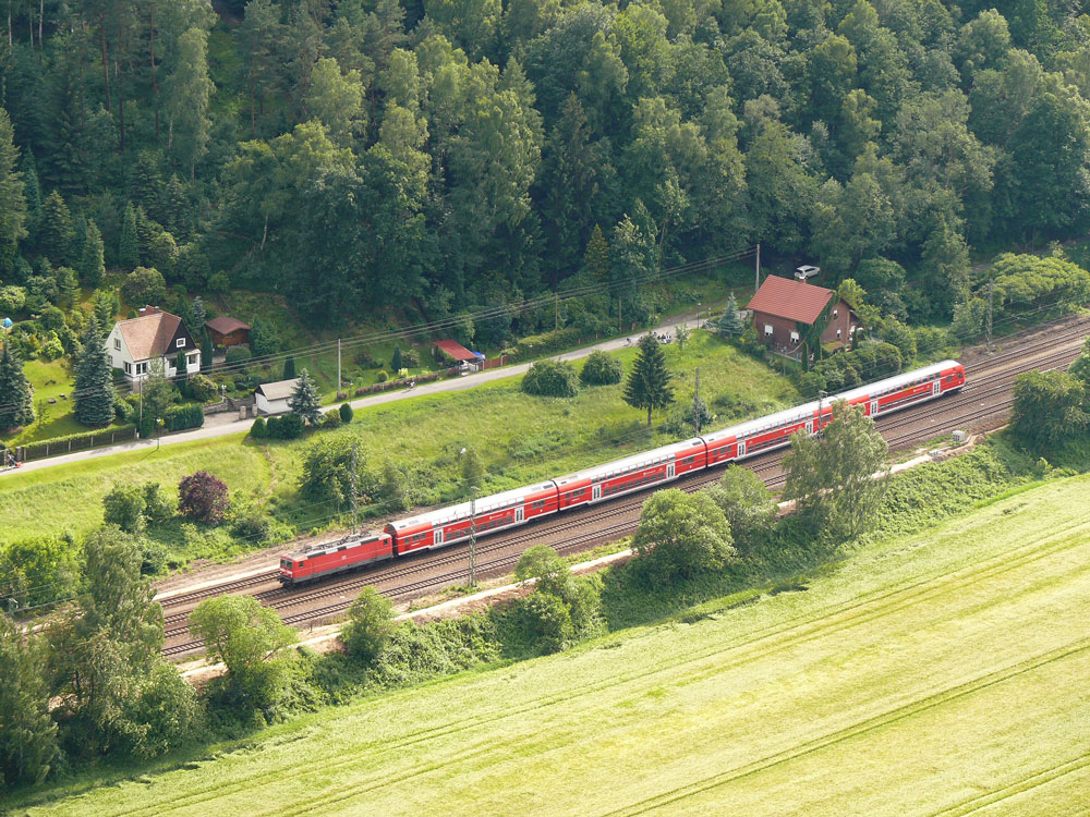 S1 von Dresden nach Sch�na / Bad Schandau zwischen Wehlen und Rathen (S�chsische Schweiz); 12.06.2009
