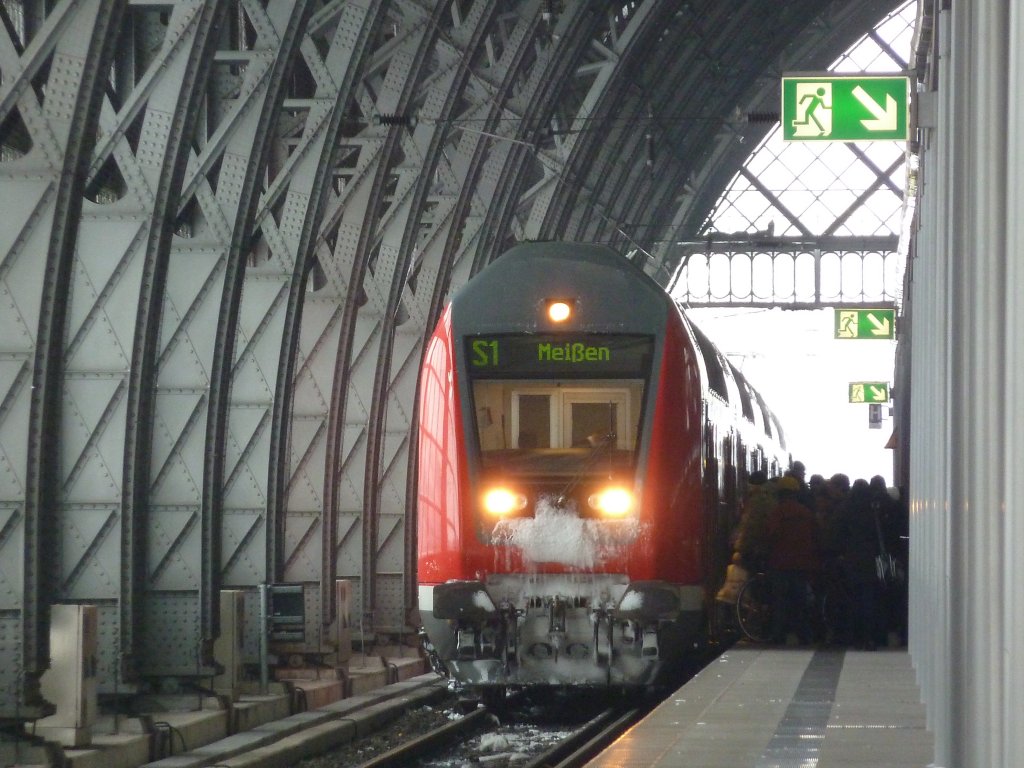 S1 grade angekommen im Dresdner HBF.
Dresden 28.12.10
Jetzt neu mit 145ern als Zug und Schublok .