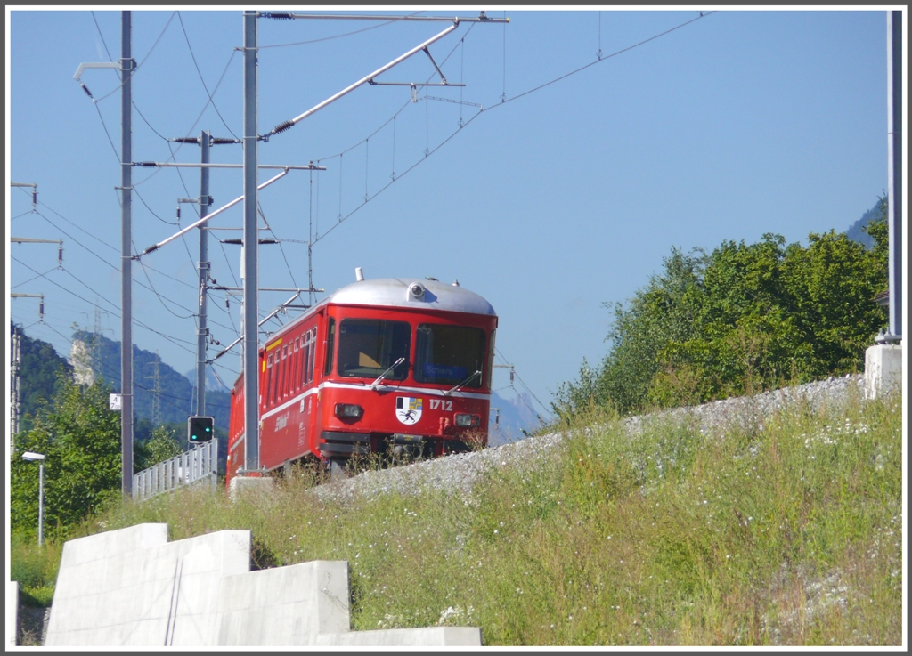 S1 mit Steuerwagen 1712 auf dem kurzen  Neubauabschnitt  zwischen Zizers und Untervaz-Trimmis. (01.09.2010)