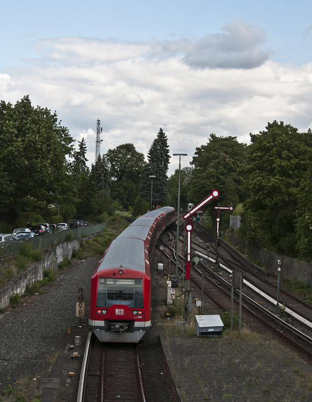 S1 nach Airport/Poppenbttel am 25. August 2010 in Blankenese.
