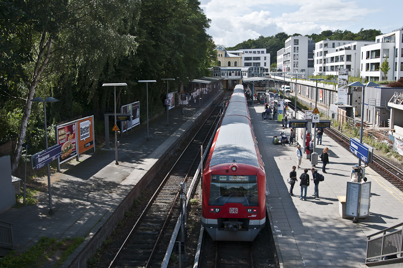 S1 nach Airport/Poppenbttel am 25. August 2010 in Blankenese.
