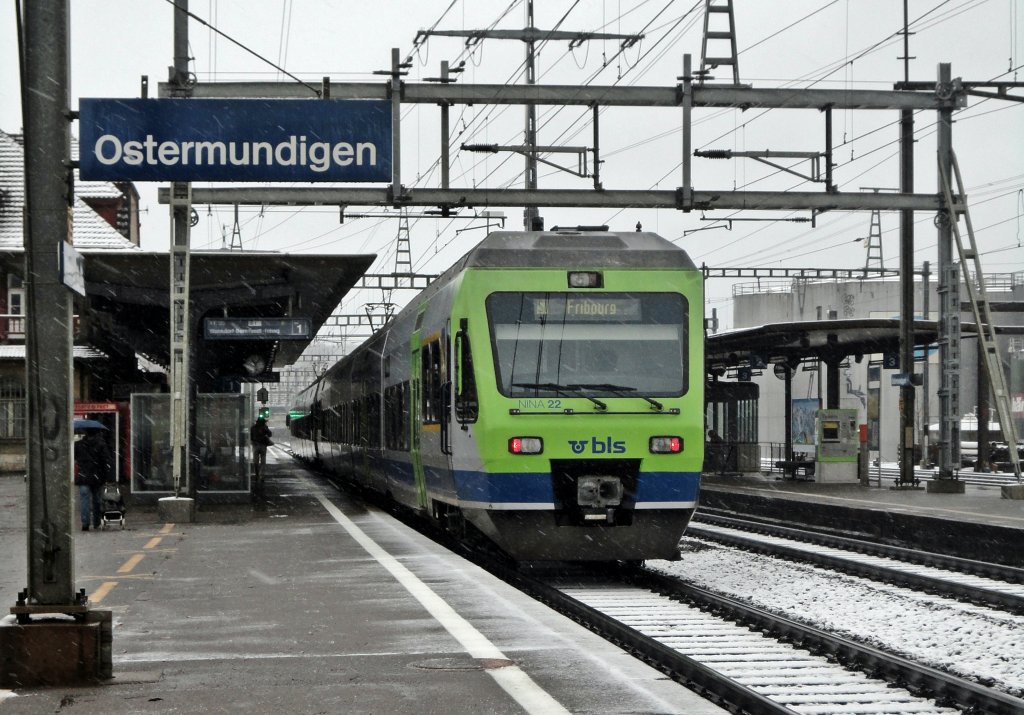 S1 nach Bern - Fribourg bei der Abfahrt in Ostermundigen. Aufgenommen am: 17.12.2011