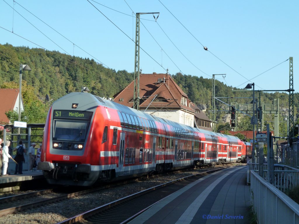 S1 nach Meien fhrt in den Bahnhof Rathen ein.
1.10.11