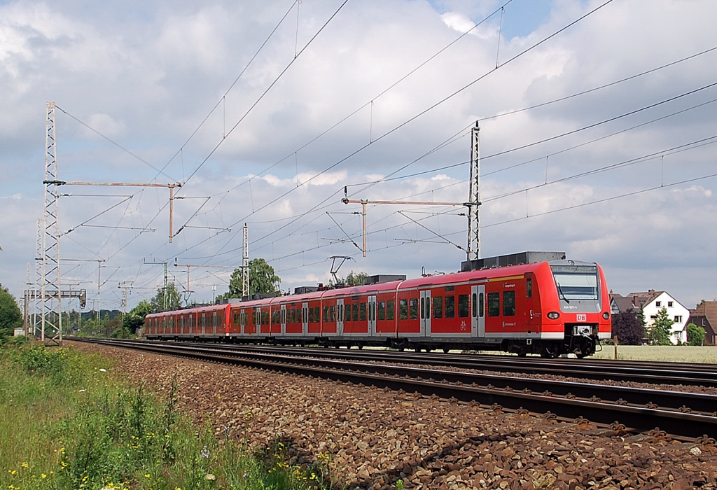 S1-Zug nach Minden(Westfalen) bei Dedensen-G�mmer bestehend aus zwei 424 Triebwagen am 23 Juni 2011.