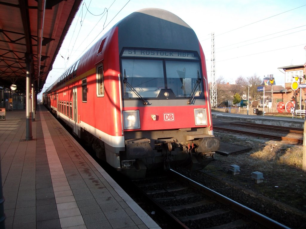 S1 zum Rostocker Hbf am 29.Januar 2011 in Warnemnde. 