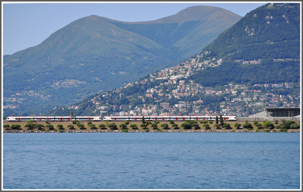 S10 25159 mit einem vier- und einem sechsteiligen Flirt auf dem Damm von Melide. (16.07.2012)