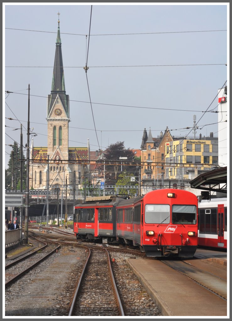 S11 2090 mit BDeh 4/4 12 und ABt 112 fahren im Nebenbahnhof St.Gallen ein. Im Hintergrund die frisch renovierte St.Leonhardskirche. (04.05.2011)