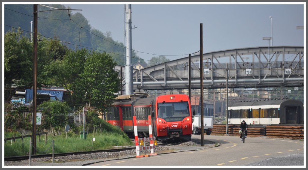 S11 2096 mit ABt 121 an der Spitze fhrt entlang des Gterbahnhofs in St.Gallen zum Nebenbahnhof. (04.05.2011)