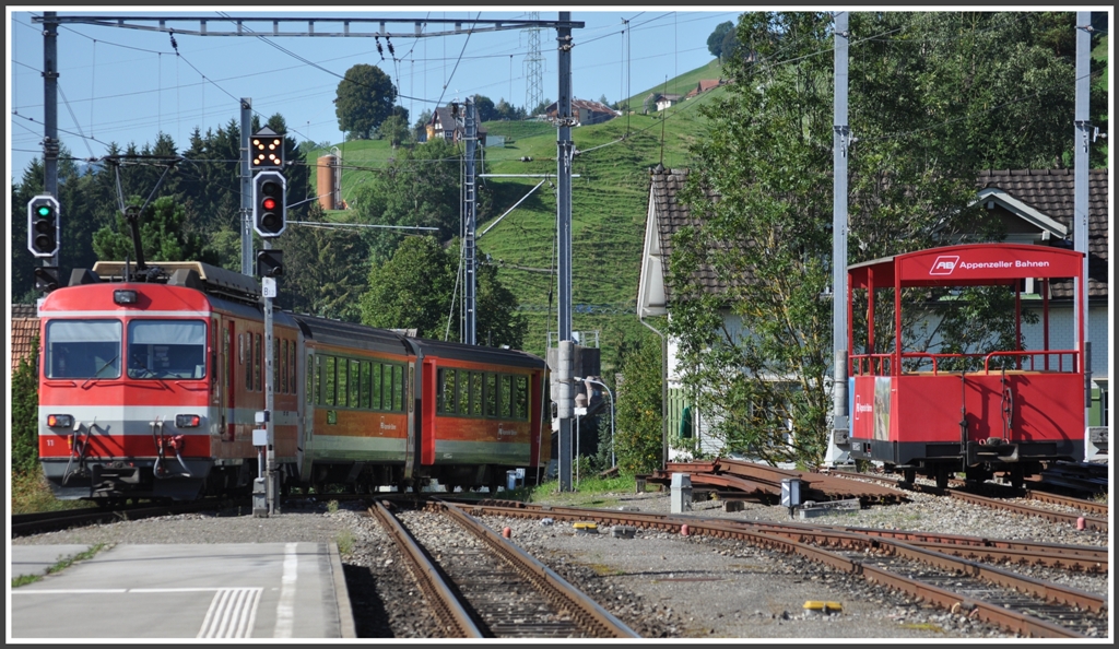 S11 2106 mit ABDeh 4/4 11 verlsst Gais Richtung St.Gallen. Rechts steht der offene Aussichtswagen der Stosslinie nach Altsttten Stadt. (16.09.2011)