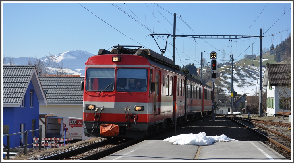 S11 2107 aus St.Gallen nach Appenzell fhrt in Gais ein. (13.03.2012)