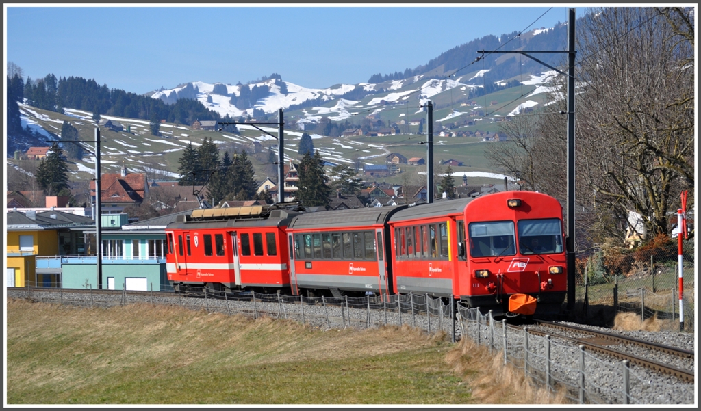 S11 2116 nach St.Gallen mit ABt 111 und BDeh 4/4 11 zwischen Appenzell und Hirschberg. Im Hintergrund erkennt man den Sgtreckenverlauf der AB Richtung Gontenbad. (13.03.2012)