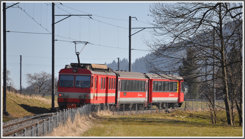 S11 2116 nach St.Gallen unterhalb von Hirschberg. Frher gabs hier einen kurzen steilen Zahnstangenabschnitt, bevor die weit ausholende Kurve gebaut wurde. (13.03.2012)