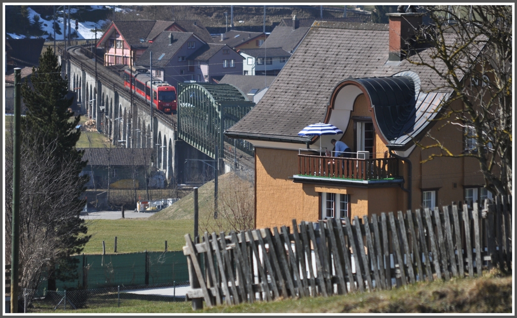 S11 2120 nach St.Gallen berquert die Sitter. Aufnahmestandort ist der Bahnsteig der Haltestelle Hirschberg. (13.03.2012)