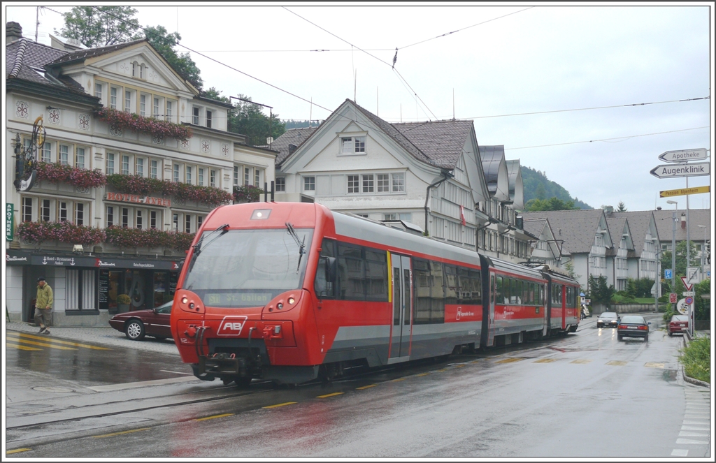 S11 2150 mit Panoramasteuerwagen 121 fhrt auf der Kantonsstrasse in Teufen Richtung St.Gallen. (28.07.2010)