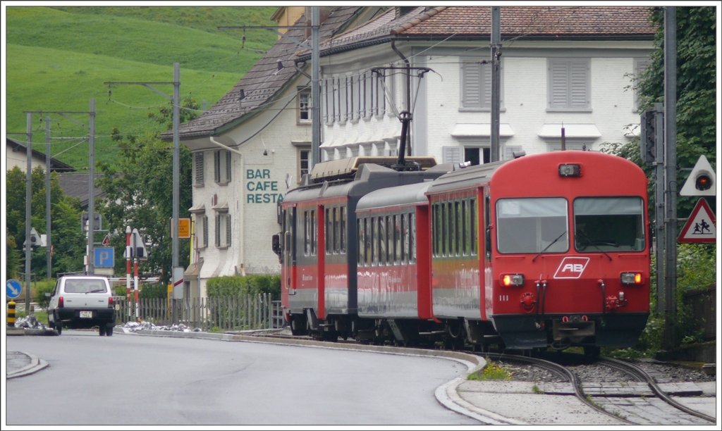 S11 2157 mit ABt 111 kurvt in Bhler um die Huser. (28.07.2010)