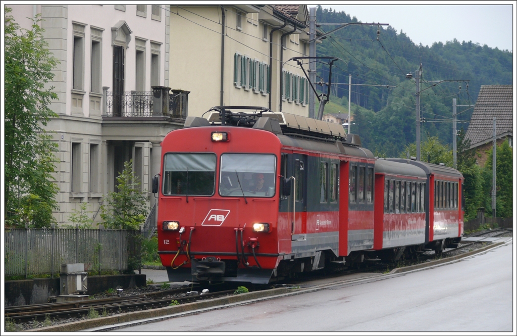 S11 2157 mit BDeh 4/4 12 fhrt in Bhler ein. (28.07.2010)