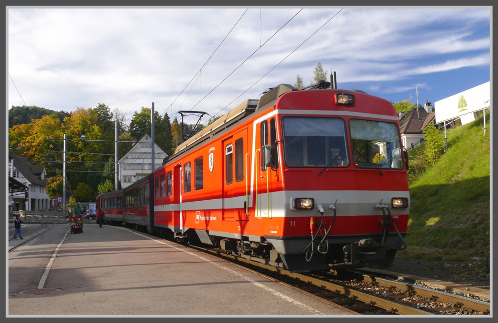 S11 2171 mit BDeh 4/4 11 in Teufen. (04.10.2010)