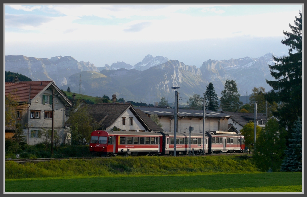 S11 2176 aus Appenzell trifft in Gais ein. Im Hintergrund der Alpstein mit Sntis und Altmann. (04.10.2010)