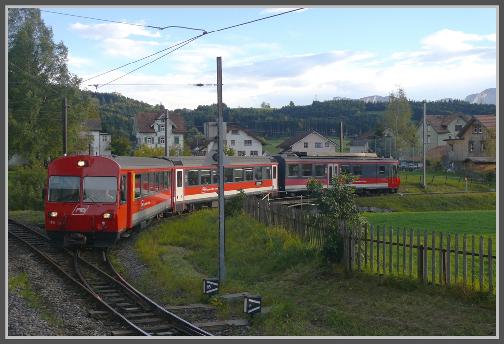 S11 2176 mit ABt 115 an der Spitze kurvt in den Bahnhof von Gais. (04.10.2010)
mit shift-N noch eine Spur korrigiert