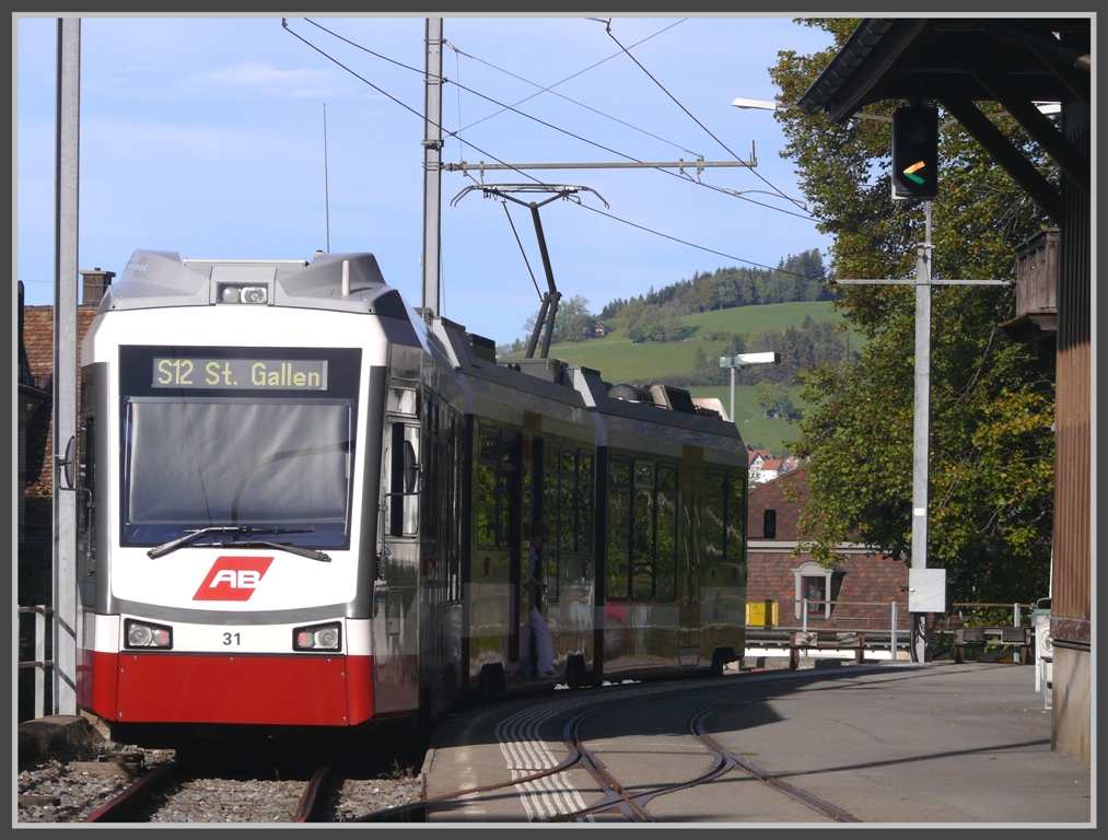 S12 4167 nach St.Gallen in der Endstation Trogen. Der Wagenfhrer hat den Fhrerstand auf dem Be 4/8 noch nicht gewechselt. (04.10.2010)