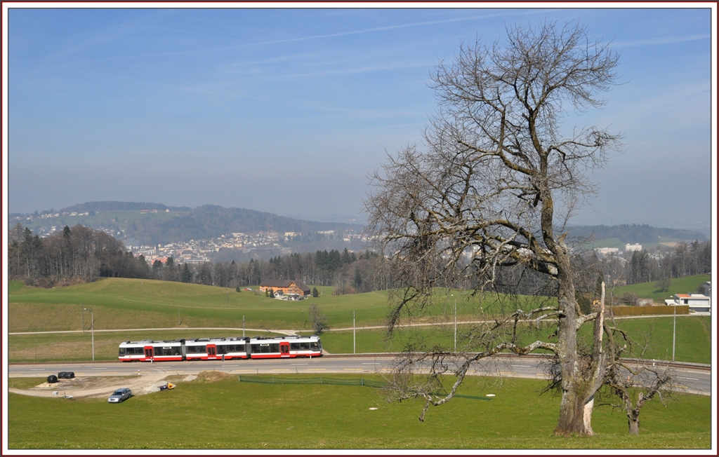 S12 bei der Kurzegg mit einem Teil der Stadt St.Gallen im Hintergrund. (24.03.2011)