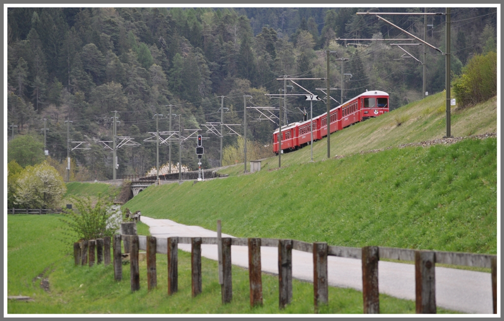 S2 1556 bei der Verzweigung in Reichenau-Tamins. (14.04.2011)
