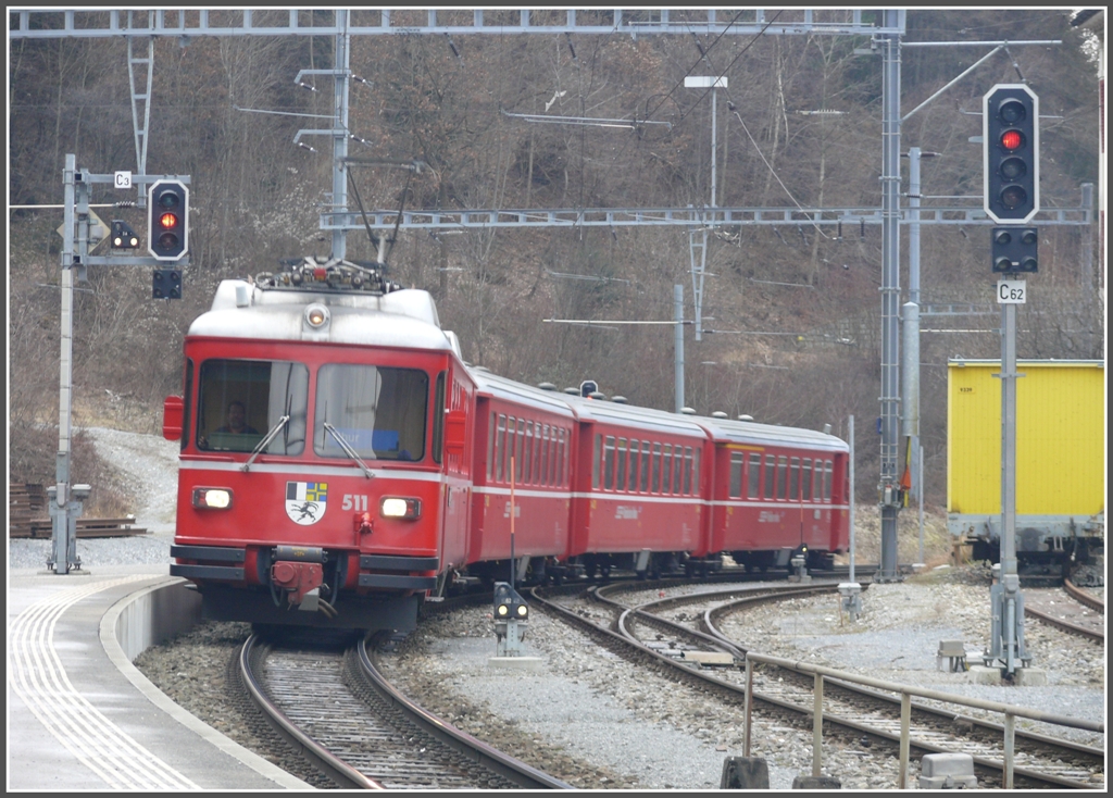 S2 1556 mit Be 4/4 511 in Reichenau-Tamins. (24.01.2011)