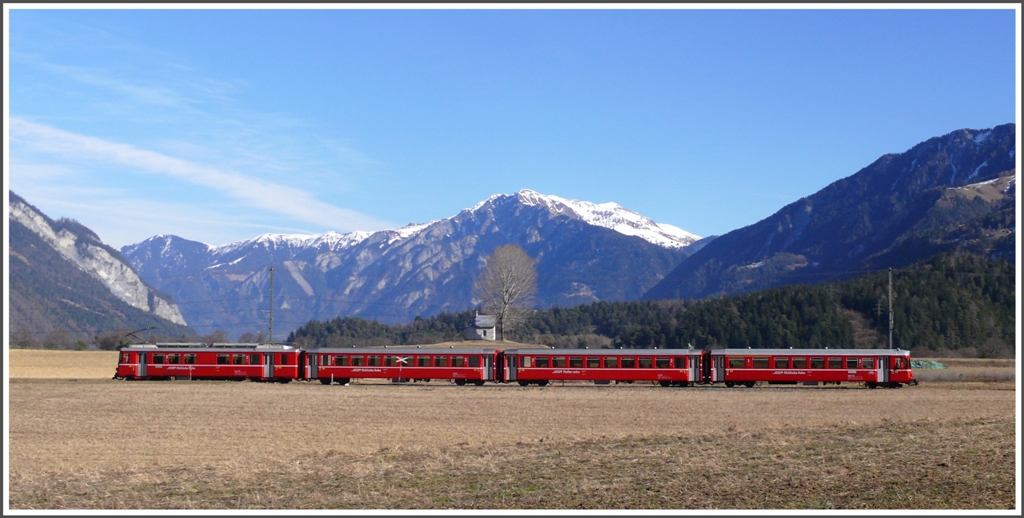 S2 1559 vor der Kapelle Sogn Mang bei Bonaduz und dem Montalin 2266m im Hintergrund. (08.02.2011)