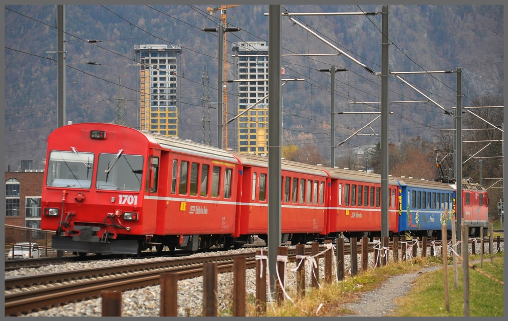 S2 1560 mit Steuerwagen 1701 und Ge 4/4 II 631  Untervaz  zwischen Chur West und Felsberg. (03.12.2011)