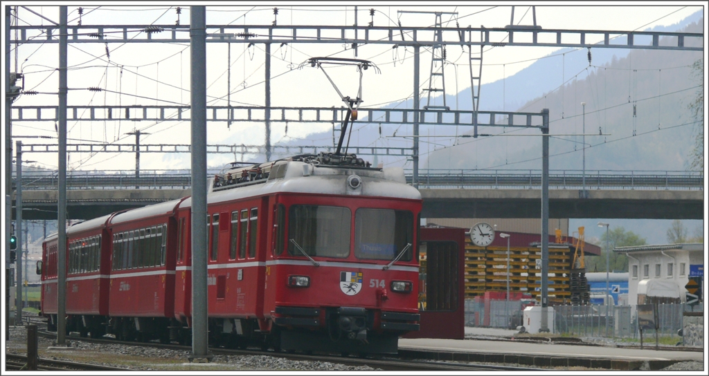 S2 1561 mit Be 4/4 514 hlt in Felsberg. (21.04.2010)