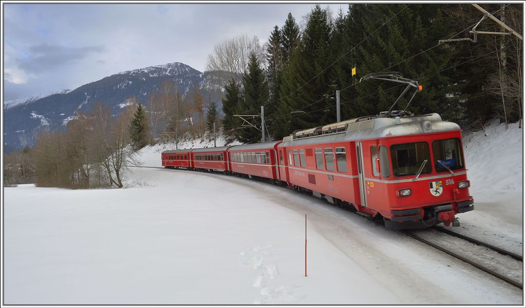 S2 1561 mit Be 4/4 516 am Bonaduzer Stutz. (15.02.2013)