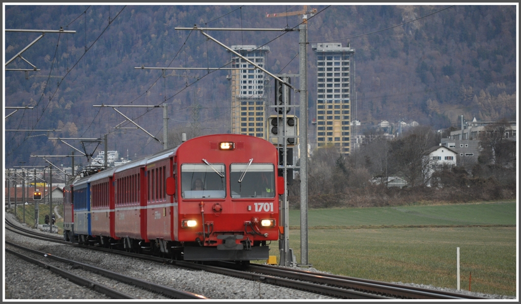 S2 1561 mit Steuerwagen 1701 und Ge 4/4 II 631  Untervaz  bei Felsberg. Im Hintergrund entstehen die Twintowers der CityWest in Chur. (02.12.2011)