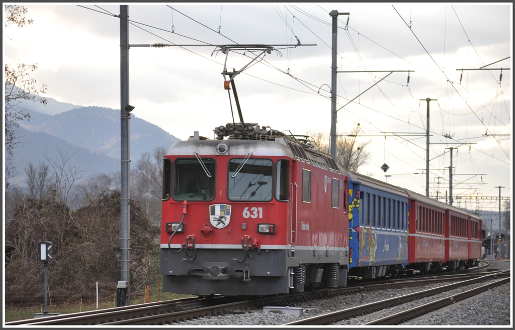 S2 1561 wird von Ge 4/4 II 631  Untervaz  geschoben und erreicht soeben Felsberg. (02.12.2011)