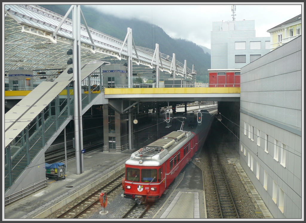 S2 1562 mit Be 4/4 511 fhrt zwischen RhB-Depot und Postautodeck in Chur ein. (24.07.2010)