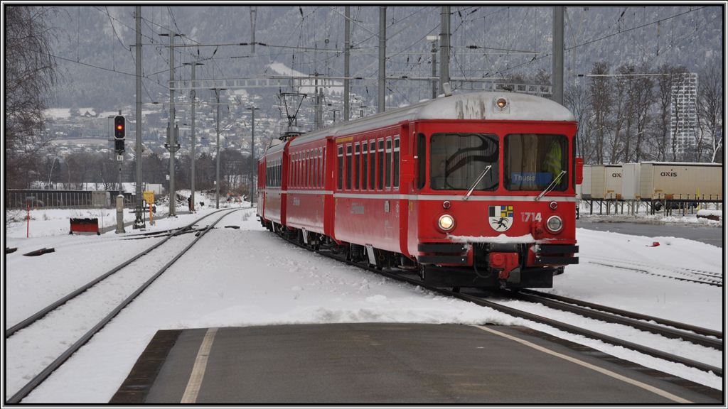 S2 1563 mit Steuerwagen 1714 in Felsberg. (04.02.2013)