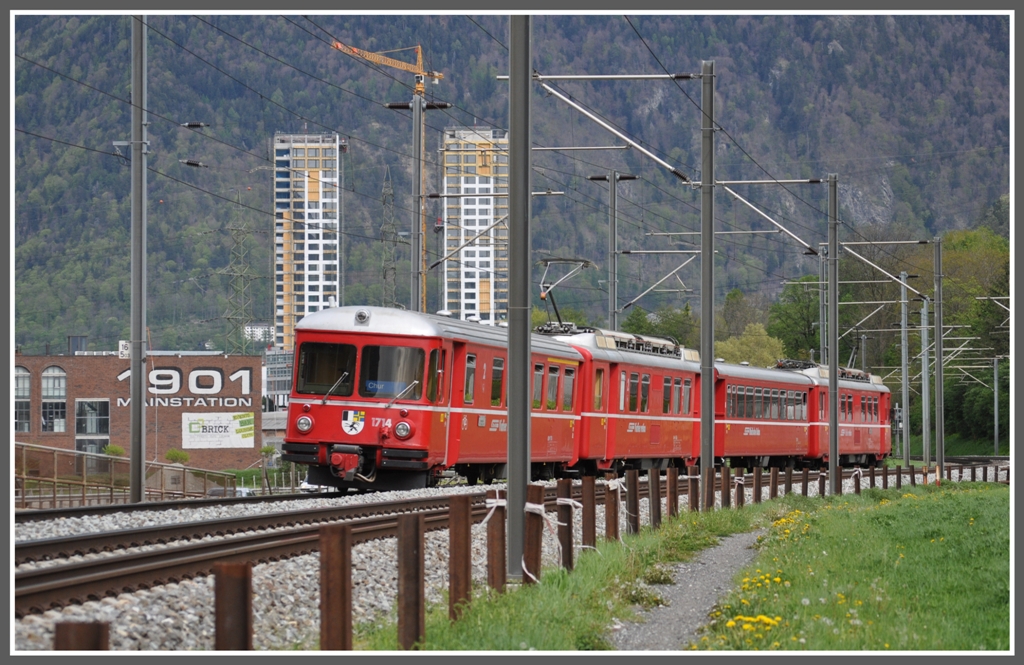 S2 1566 mit zwei Be 4/4 Triebwagen, einem Steuer- und einem Zwischenwagen bei Chur West. (02.05.2012)
