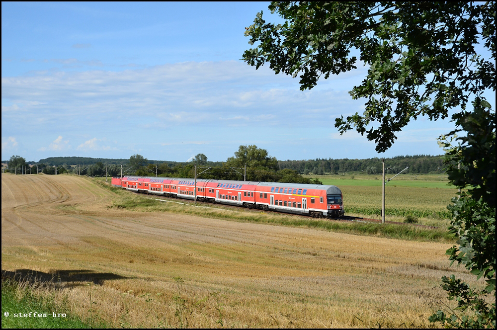 S2 aus Warnem�nde nach G�strow. Aufgenommen am 09.08.12 in Benitz. 