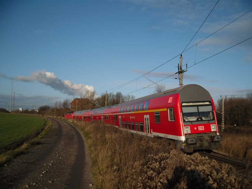 S2 im Form eines Doppelstockzuges verl�sst Rostock in Richtung Schwaan und G�strow.
13.12.09