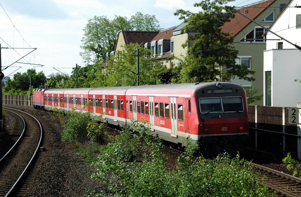 S2 zum Nrnberger Hbf, am 23.05.2010 bei der Ausfahrt aus Nrnberg-Gleihammer.
