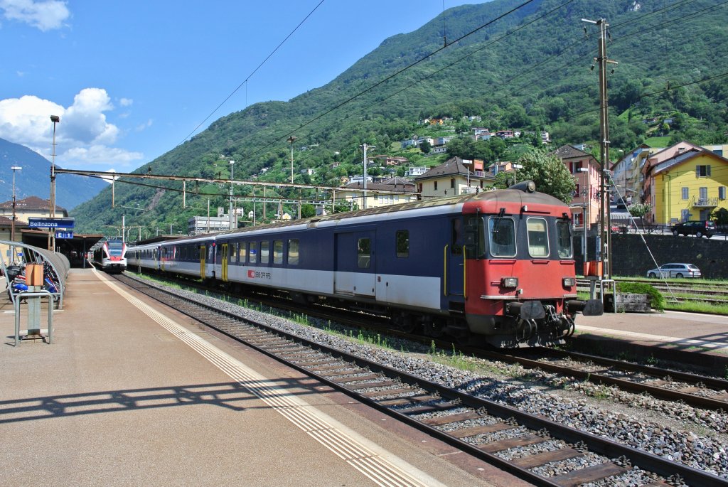 S20 25247 mit dem fhrendem BDt EWII 50 85 82-33 932-3 bei Ausfahrt in Bellinzona, 14.08.2013.
