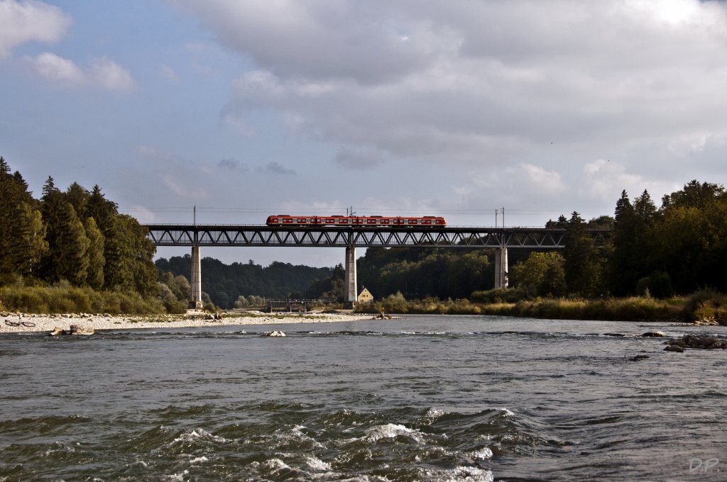 S20 von Deisenhofen nach Mnchen-Pasing, am 01.08.2011 beim berqueren der Isar auf der Grohesseloher Brcke.