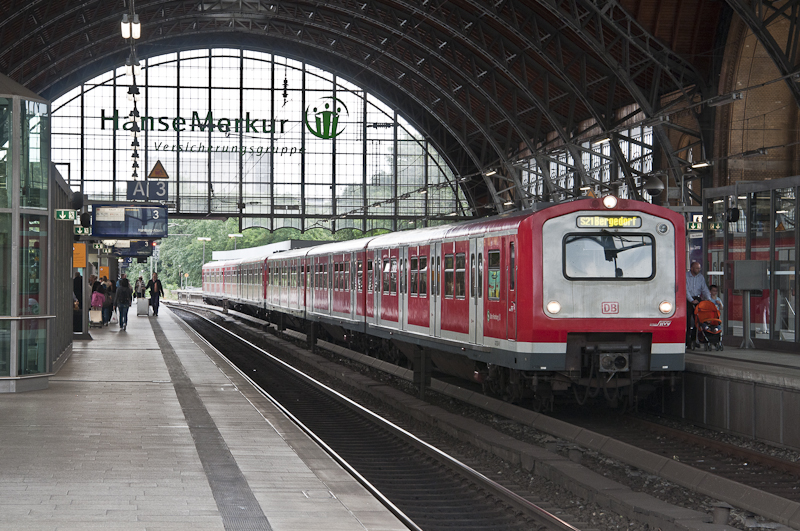 S21 nach Bergedorf am 25. August 2010 in Hamburg-Dammtor.