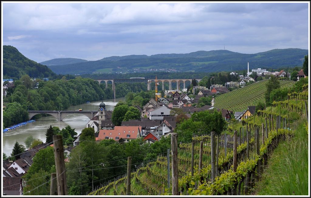S22 19755 von Singen nach Blach berquert den Rhein bei Eglisau. (03.06.2013)