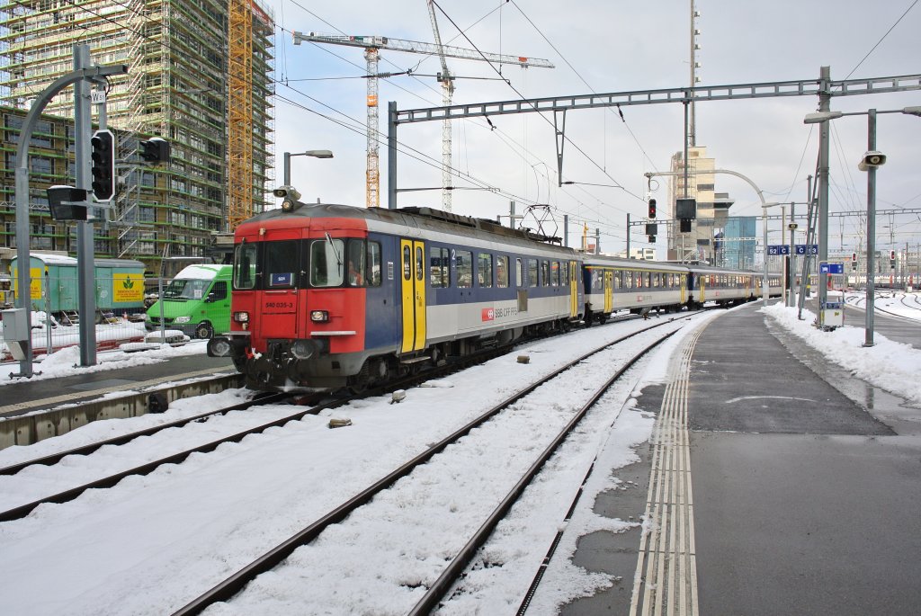 S24 20440 bei Einfahrt in Zrich HB, Gleis 51. Anstelle des DPZ verkehrt ein Doppel RBe Pendel, vorne im Bild der RBe 540 035-3, auf der anderen Seite der RBe 540 036-1, 11.12.2012.