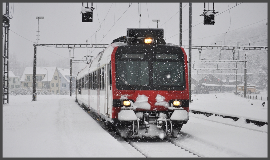 S27 8456 fhrt in Koblenz ein. (20.12.2011)