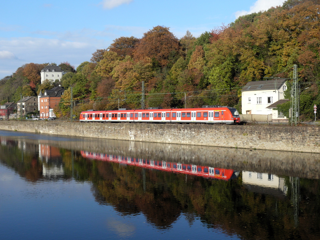 S3 (Hattingen-Mitte - Oberhausen Hbf). Bochum-Dahlhausen, 30.10.2011.