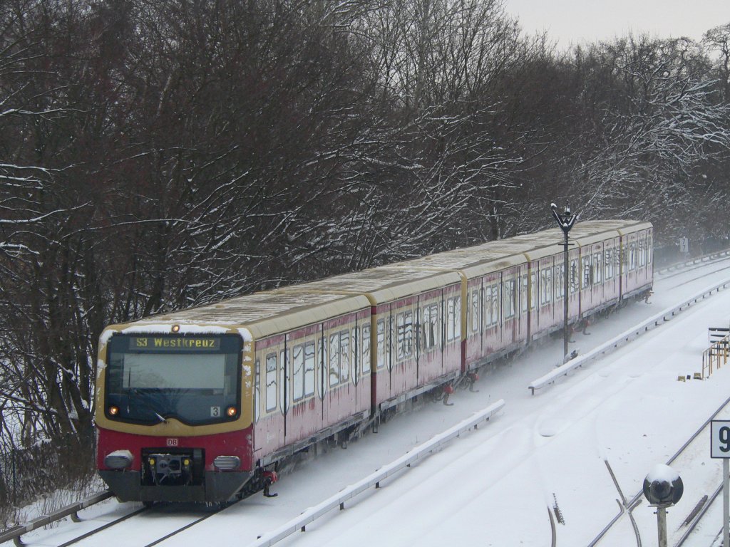 S3 nach Westkreuz am 1.1.2010 in Berlin Karlshorst. Aufgrund von Fahrzeugmangel fahren meist 3-Viertelzug-Einheiten. Die S3 als wichtige Verbindung kommt beim wechselhaften Chaosbetrieb glcklicherweise meist ganz gut weg, anders als die permanent berfllte, ebenso wichtige S1.